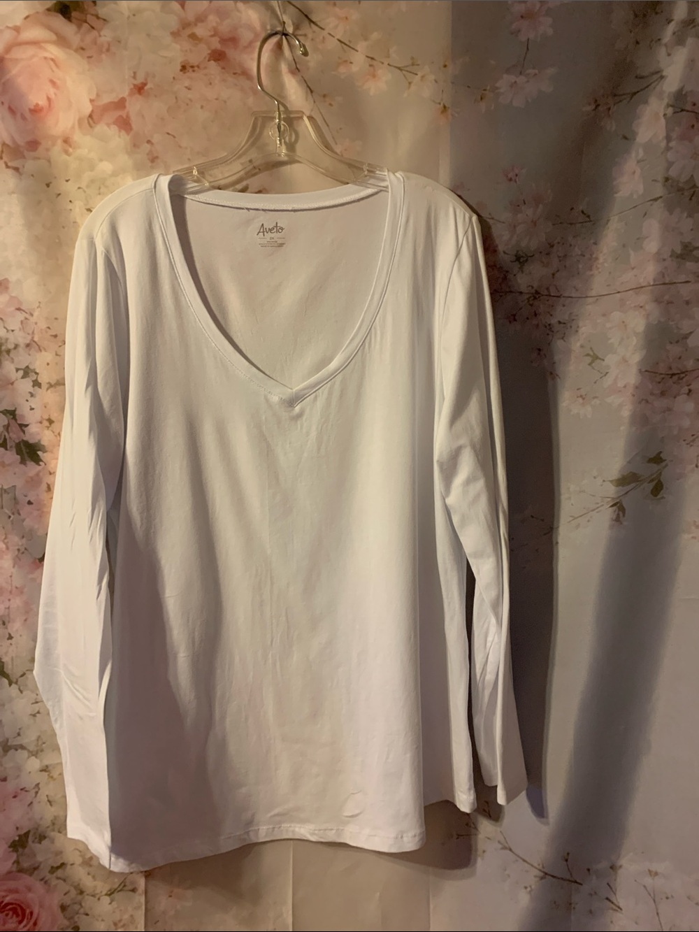 Avelo Women's White V-Neck Long Sleeve Tee